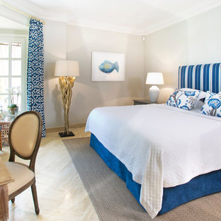 Diseño de habitación de invitados marinera, pequeña, con suelo beige, paredes azules y suelo de mármol