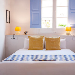 Imagen de dormitorio principal, mediterráneo, de tamaño medio, con paredes blancas y suelo de baldosas de cerámica