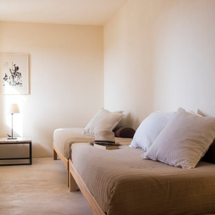 Diseño de habitación de invitados mediterránea, pequeña, sin chimenea, con suelo beige y paredes beige