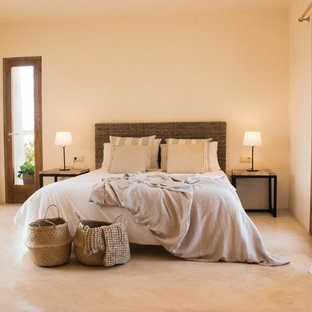 Ejemplo de dormitorio principal, mediterráneo, sin chimenea, con suelo beige y paredes beige