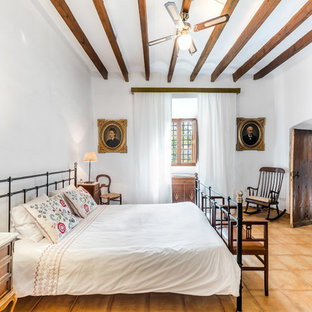 Idee per una grande camera matrimoniale country con pareti bianche, pavimento in terracotta e nessun camino