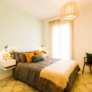 Diseño de dormitorio principal, nórdico, con paredes verdes y suelo beige