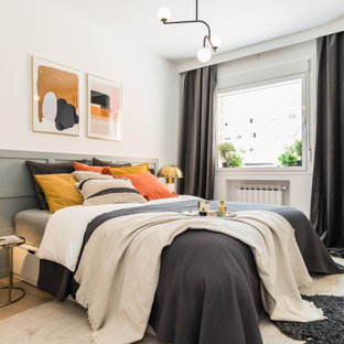 Foto de dormitorio nórdico con paredes blancas, suelo de madera clara y suelo beige