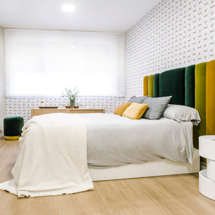 Foto de dormitorio principal, escandinavo, grande, sin chimenea, con paredes beige, suelo de madera en tonos medios y suelo marrón