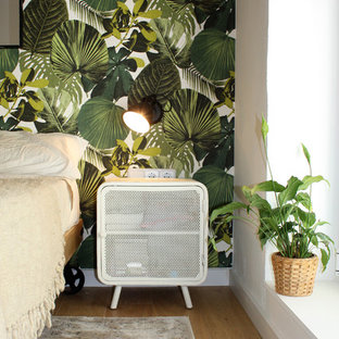 Diseño de dormitorio principal, exótico, de tamaño medio, sin chimenea, con paredes multicolor, suelo de madera en tonos medios y suelo marrón
