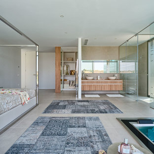Modelo de dormitorio principal, contemporáneo, extra grande, sin chimenea, con paredes blancas y suelo de baldosas de cerámica