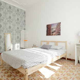 Imagen de habitación de invitados escandinava con paredes blancas y suelo multicolor