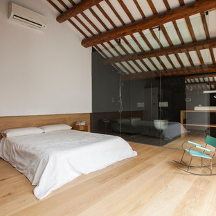 Foto de dormitorio principal, de estilo de casa de campo, grande, sin chimenea, con paredes multicolor y suelo de madera clara