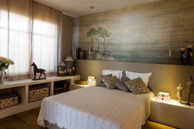 Foto de dormitorio principal exótico de tamaño medio sin chimenea con paredes beige, suelo de madera en tonos medios y suelo marrón