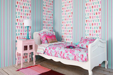 Ejemplo de dormitorio principal romántico de tamaño medio sin chimenea con paredes multicolor y suelo de madera en tonos medios
