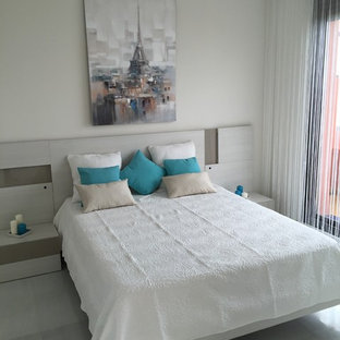 Modelo de dormitorio principal, minimalista, de tamaño medio, con paredes blancas, suelo de mármol y suelo gris