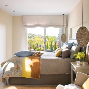 Imagen de dormitorio principal, costero, pequeño, con paredes beige, suelo de madera clara y suelo beige