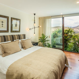 Diseño de dormitorio principal, contemporáneo, con suelo de madera oscura, paredes beige y suelo marrón