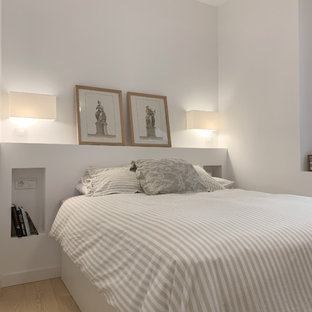 Ejemplo de dormitorio contemporáneo con paredes blancas, suelo de madera clara y suelo beige