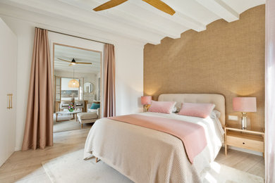 Diseño de dormitorio principal mediterráneo pequeño con paredes marrones y suelo de madera clara