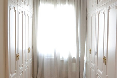 Foto di una grande camera matrimoniale classica con pareti marroni, pavimento in legno massello medio e pavimento marrone