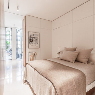 Foto de dormitorio contemporáneo con paredes blancas y suelo blanco