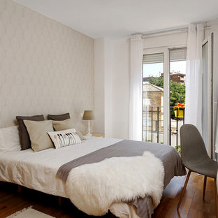 Modelo de dormitorio principal, clásico renovado, con paredes blancas, suelo de madera en tonos medios y suelo marrón
