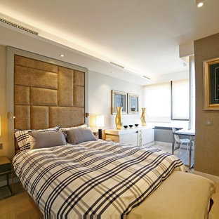 Diseño de dormitorio actual con suelo de madera clara, paredes grises y suelo beige