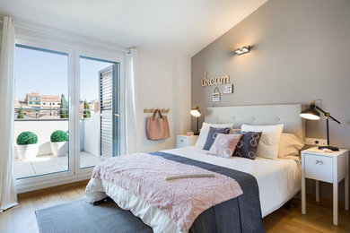 На фото: хозяйская спальня среднего размера в скандинавском стиле с разноцветными стенами и паркетным полом среднего тона без камина с