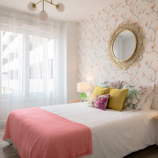 Foto de dormitorio contemporáneo con paredes multicolor y suelo gris