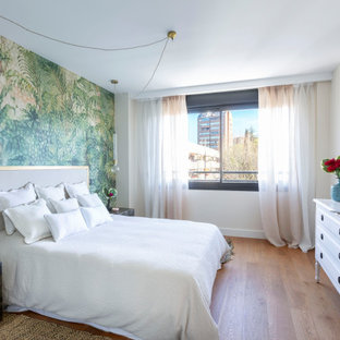 Foto de dormitorio actual con paredes verdes, suelo de madera en tonos medios y suelo marrón