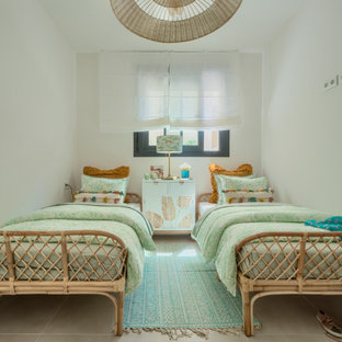 Foto de habitación de invitados exótica, de tamaño medio, con paredes blancas, suelo de baldosas de cerámica y suelo beige