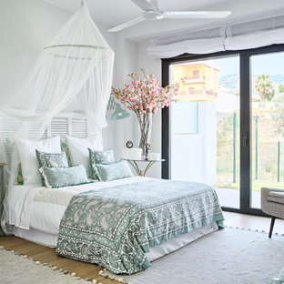 Imagen de dormitorio principal, marinero, de tamaño medio, con paredes blancas y suelo de baldosas de porcelana