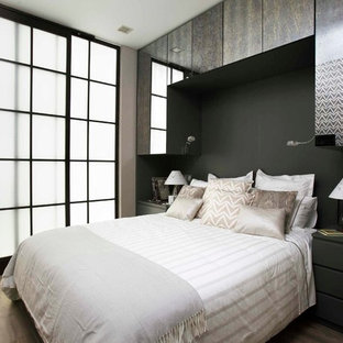 Foto de dormitorio principal, actual, con paredes negras y suelo de madera clara