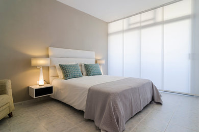 他の地域にある地中海スタイルのおしゃれな寝室のレイアウト