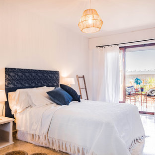 Ejemplo de dormitorio principal, costero, de tamaño medio, con paredes blancas y suelo beige