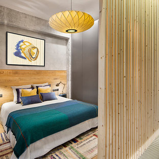 Foto de dormitorio principal, urbano, de tamaño medio, con paredes grises, suelo de madera en tonos medios y suelo beige