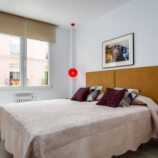Imagen de habitación de invitados retro con paredes blancas, suelo beige y suelo de madera clara