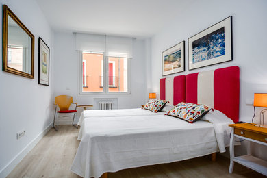 На фото: гостевая спальня (комната для гостей) в стиле фьюжн с белыми стенами, светлым паркетным полом и бежевым полом с