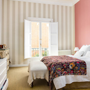 Diseño de habitación de invitados mediterránea con paredes rosas, moqueta y suelo amarillo