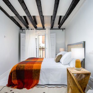 Foto de habitación de invitados mediterránea con paredes blancas y suelo blanco