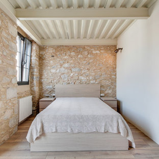 Idee per una camera matrimoniale country di medie dimensioni con pareti beige, parquet chiaro e nessun camino