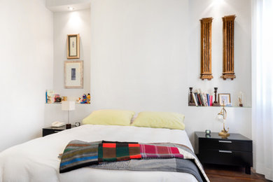 他の地域にある中くらいなトランジショナルスタイルのおしゃれな主寝室 (白い壁、濃色無垢フローリング、暖炉なし) のレイアウト
