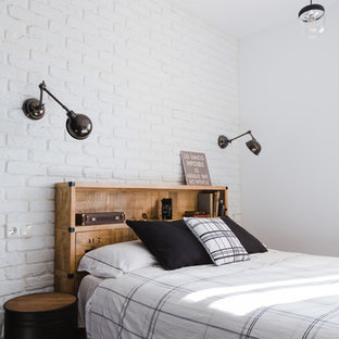 Foto de dormitorio principal, urbano, con paredes blancas y suelo de madera oscura