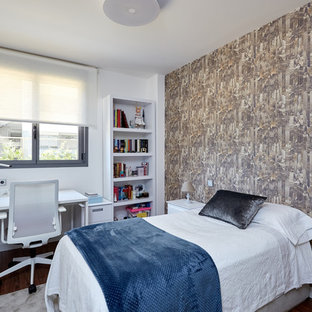 Foto de dormitorio contemporáneo con paredes grises, suelo de madera oscura y suelo marrón