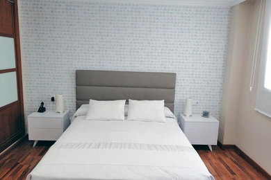 Imagen de dormitorio principal moderno de tamaño medio