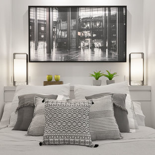 Foto de dormitorio principal, moderno, de tamaño medio, con paredes blancas, suelo de madera clara y suelo amarillo