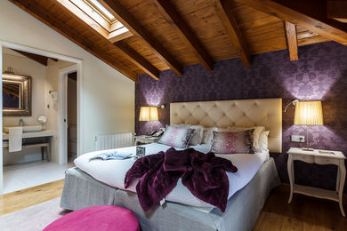 Foto de dormitorio principal rústico de tamaño medio con paredes púrpuras