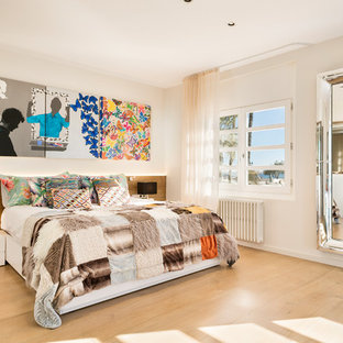 Diseño de dormitorio principal, contemporáneo, grande, con paredes blancas, suelo de madera clara y suelo beige