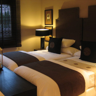 Imagen de dormitorio principal, retro, de tamaño medio, con paredes amarillas