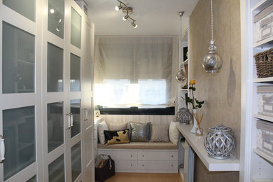 Diseño de dormitorio principal minimalista de tamaño medio con paredes beige y suelo de madera clara