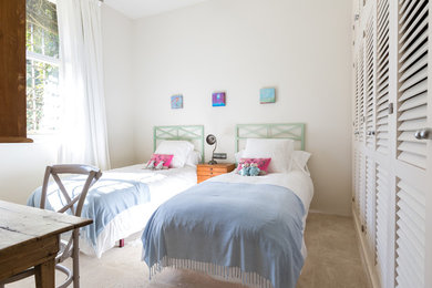 他の地域にあるコンテンポラリースタイルのおしゃれな客用寝室 (白い壁) のインテリア