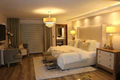 Foto de dormitorio principal actual grande con paredes beige, suelo de madera clara y suelo gris
