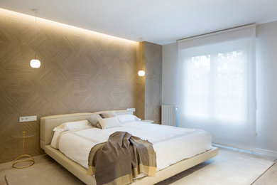 ビルバオにある中くらいなコンテンポラリースタイルのおしゃれな主寝室 (ベージュの壁、淡色無垢フローリング)