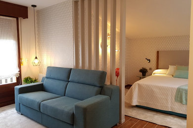 Exempel på ett stort modernt sovloft, med vita väggar